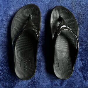 Oofos black flip flops, size 8 EU 39